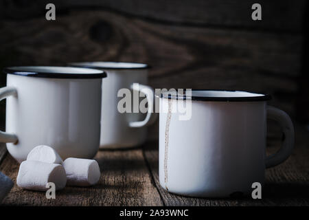 Hot Chocolate, Cocoa sulla festosa tavola in legno rustico, tradizionale autunno e inverno bevanda calda in bianco tazze, close up Foto Stock