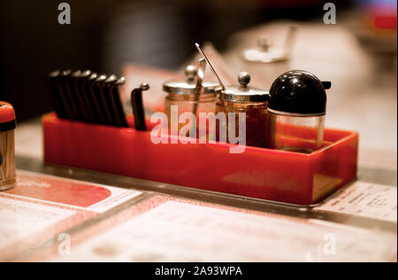 Abbigliamento su un ristorante tavolo. Foto Stock