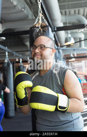 Uomo afro-americano che ha Down sindrome boxing Foto Stock