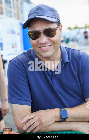 Uomo cieco sorridente Foto Stock