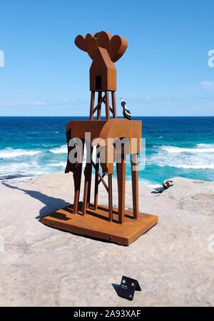 La spiaggia di Bondi, NSW, Australia - 28 ottobre 2019: XXIII edizione scultura di mare mostra tenutasi sulla spettacolare spiaggia di Bondi a Tamarama beach COA Foto Stock