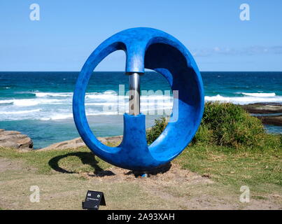 La spiaggia di Bondi, NSW, Australia - 28 ottobre 2019: XXIII edizione scultura di mare mostra tenutasi sulla spettacolare spiaggia di Bondi a Tamarama beach COA Foto Stock