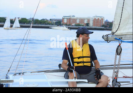 Uomo cieco sulla barca a vela Foto Stock
