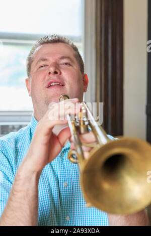 Musicista con menomazione visiva che suona tromba Foto Stock