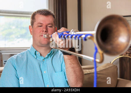 Musicista con menomazione visiva che gioca bugle Foto Stock