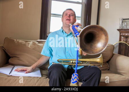 Musicista con menomazione visiva che gioca bugle Foto Stock