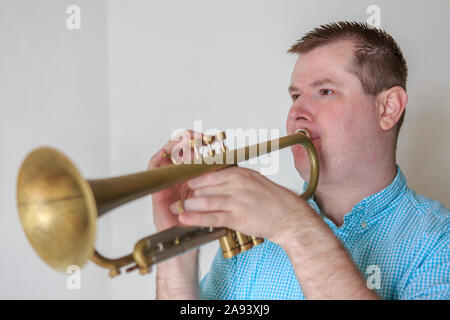 Musicista con menomazione visiva che suona tromba Foto Stock