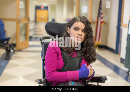 Ragazza con Tuberous sclerosi imparare a scuola Foto Stock