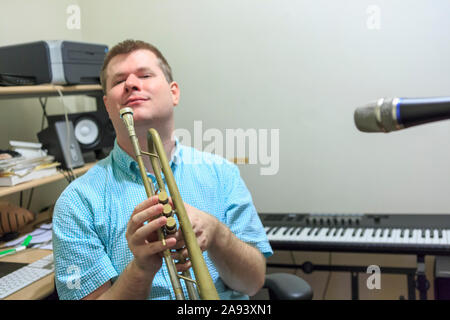 Musicista con menomazione visiva che suona tromba Foto Stock