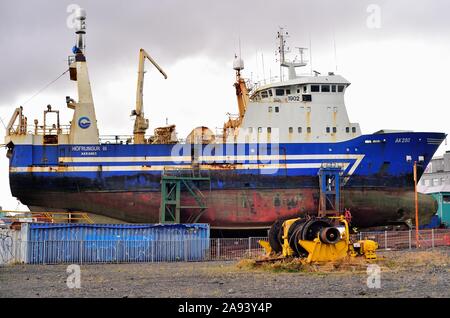 Reykjavik, Islanda. Una nave fuori dell'acqua nel bacino di carenaggio lungo il lato del porto vecchio di Reykjavik. Foto Stock