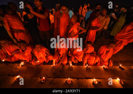 Varanasi (India). Xii Nov, 2019. Il monaco indiano figli illuminare le lampade alla vigilia di dev Deepavali a Varanasi.Dev Deepavali è la luce più grande Festival dell India dove i devoti decorano la banca di fiume del Gange con milioni di lampade come parte del festival. Credito: Avishek Das/SOPA Immagini/ZUMA filo/Alamy Live News Foto Stock