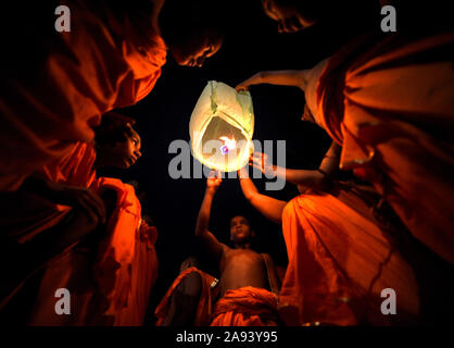 Varanasi (India). Xii Nov, 2019. Il monaco indiano bambini rilasciare una lanterna sky alla vigilia di dev Deepavali a Varanasi.Dev Deepavali è la luce più grande Festival dell India dove i devoti decorano la banca di fiume del Gange con milioni di lampade come parte del festival. Credito: Avishek Das/SOPA Immagini/ZUMA filo/Alamy Live News Foto Stock