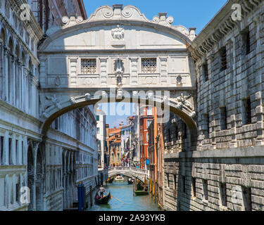 Venezia, Italia - 20 Luglio 2019: una vista del famoso Ponte dei Sospiri nella città di Venezia, Italia. Foto Stock