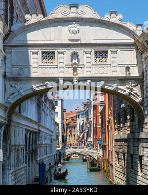 Venezia, Italia - 20 Luglio 2019: una vista del famoso Ponte dei Sospiri nella città di Venezia, Italia. Foto Stock