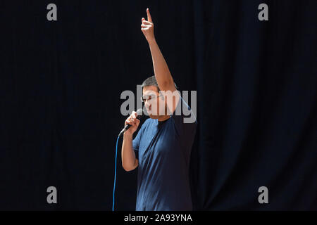 Uomo con autismo che fa un annuncio sul palco Foto Stock