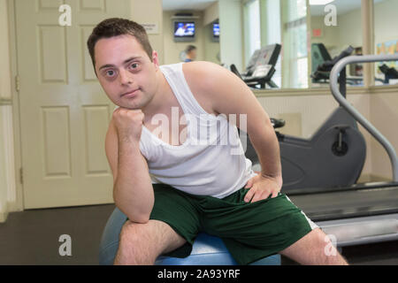 L'uomo con la sindrome di Down si esercita in una palestra Foto Stock