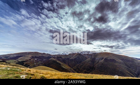 La prima neve sui monti Sibillini in autunno Foto Stock