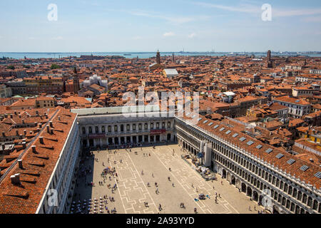 Venezia, Italia - 20 Luglio 2019: Piazza San Marco visto dalla Piazza San Marco Campanile torre campanaria nel centro storico di Venezia in Italia. Foto Stock