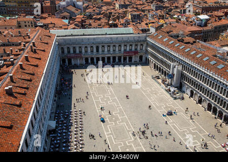 Venezia, Italia - 20 Luglio 2019: Piazza San Marco visto dalla Piazza San Marco Campanile torre campanaria nel centro storico di Venezia in Italia. Foto Stock