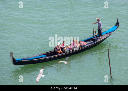 Venezia, Italia - 20 Luglio 2019: turisti godendo di un giro in Gondola nella città storica di Venezia in Italia. Foto Stock