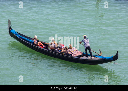 Venezia, Italia - 20 Luglio 2019: turisti godendo di un giro in Gondola nella città storica di Venezia in Italia. Foto Stock