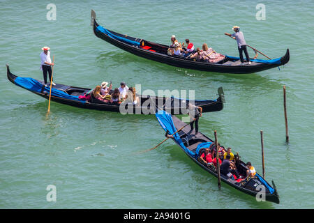 Venezia, Italia - 20 Luglio 2019: turisti che si godono in Gondola nel centro storico di Venezia in Italia. Foto Stock