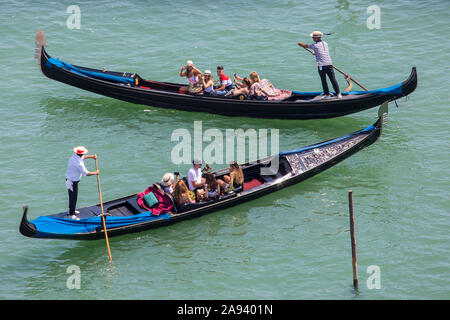 Venezia, Italia - 20 Luglio 2019: turisti che si godono una gondola passeggiate nel centro storico di Venezia in Italia. Foto Stock