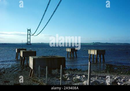 Il ponte Humber in costruzione, 1979. Mostra i cavi delle sospensioni prima che il pianale sia stato sollevato in posizione. Vicino a Kingston Upon Hull, Yorkshire, Inghilterra, Regno Unito Foto Stock