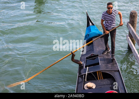 Venezia, Italia - 20 Luglio 2019: un gondoliere la propulsione di una gondola nella città di Venezia, Italia. Foto Stock