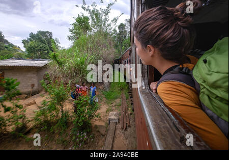 ELLA/ DEMODARA, SRI LANKA: Agosto 08 2019: il treno locale acrossing nove archi Demodara Bridge. Molti turisti in questo qui questo uno dei des Foto Stock