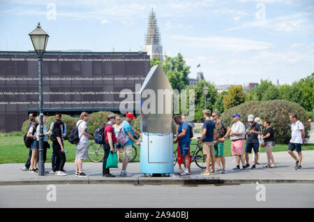 Passerby turista nella città di Vienna queueing gratuitamente acqua fredda disponibile Foto Stock