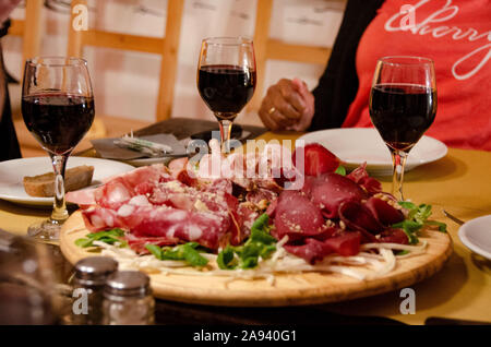 Deliziosi antipasti italiani salame prosciutto formaggio miele ben disposti in catania sicilia Foto Stock