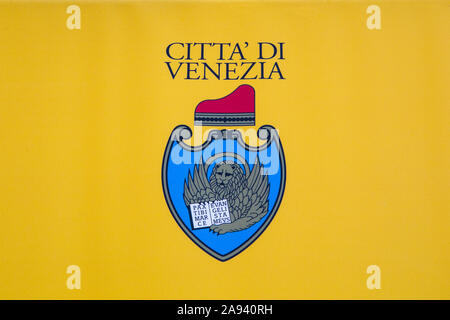 Venezia, Italia - 21 Luglio 2019: un close-up del logo della città italiana di Venezia, raffigurato su una scheda di informazioni. Foto Stock