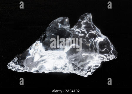 Luccicante pezzi di ghiaccio lavare fino su un flusso di lava che spiaggia di sabbia nera nel Nord Atlantico, dando l'aspetto di diamanti sulla spiaggia a Jokulsarlon glaci Foto Stock