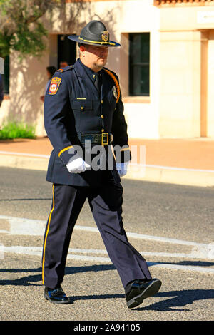 Maschio caucasico Tucson funzionario di polizia nel suo abito uniforme in corrispondenza di un evento in questa città in Arizona Foto Stock