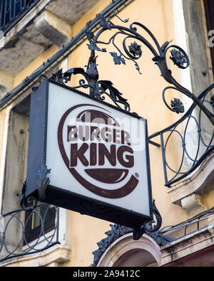 Venezia, Italia - 17 Luglio 2019: un segno sopra l'entrata di un Burger King e un ristorante fast food nella città di Venezia, Italia. Foto Stock