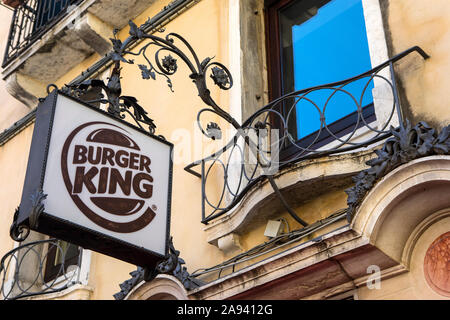 Venezia, Italia - 17 Luglio 2019: un segno sopra l'entrata di un Burger King e un ristorante fast food nella città di Venezia, Italia. Foto Stock