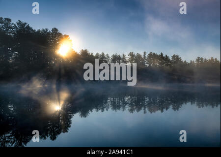Misty alba sul lago Rohunta, Athol, Massachusetts, STATI UNITI D'AMERICA. Foto Stock