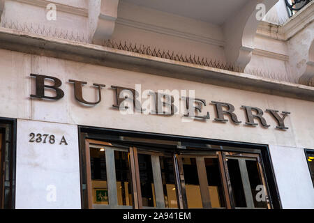 Venezia, Italia - 17 Luglio 2019: il logo Burberry sopra l'entrata al loro negozio nella città di Venezia in Italia. Foto Stock