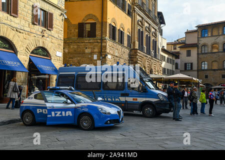 Polizia di Stato con auto e furgoni patroling Piazza della Signoria Sito Patrimonio Mondiale dell'Unesco nel centro della città di Firenze, Toscana, Italia Foto Stock