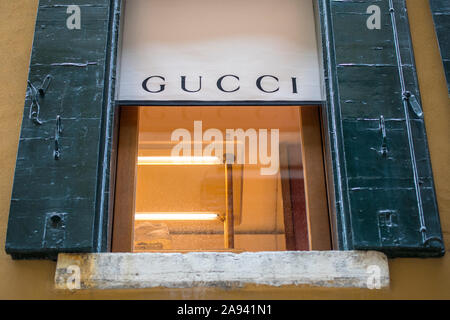 Venezia, Italia - 18 Luglio 2019: il logo Gucci sopra l'entrata al loro negozio nella città di Venezia in Italia. Foto Stock