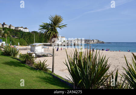 Porthminster Beach, St Ives, di prima mattina con poche persone circa. La vegetazione suggerisce un posto più tropicale. Foto Stock