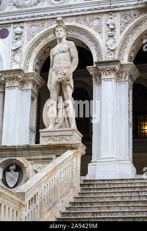 Venezia, Italia - 18 Luglio 2019: una statua di Marte - il dio romano della guerra, situato presso la Scala dei Giganti presso il Palazzo dei Dogi, noto anche come Palazzo Du Foto Stock