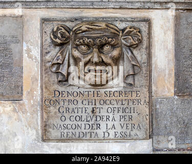 Venezia, Italia - 18 Luglio 2019: un segreto denuncia letterbox, presso il Palazzo dei Dogi, o Palazzo Ducale a Venezia, Italia. Le caselle postali sono state comuni Foto Stock