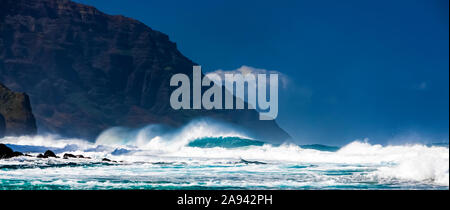 Onde sulla costa nord di Kauai, Costa Na Pali; Kauai, Hawaii, Stati Uniti d'America Foto Stock
