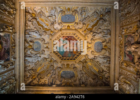 Venezia, Italia - 18 Luglio 2019: Il magnifico soffitto dell'atrio quadrato al Palazzo dei Dogi, noto anche come Palazzo Ducale a Venezia, Italia. Foto Stock