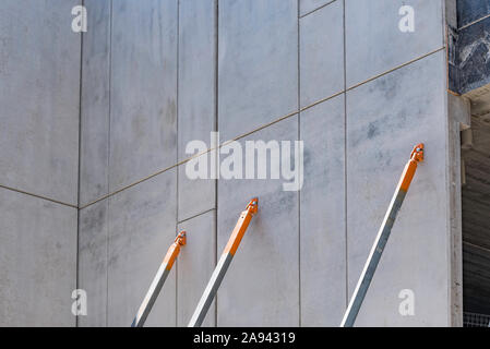 Tilt-up, tilt-parete o tilt-pareti di cemento supportati con bretelle o tondini in acciaio o lega su un sito in costruzione a Sydney in Australia Foto Stock
