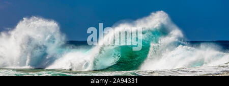 Le onde tropicali dell'oceano si infrangono e si spruzzi, Na Pali Coast; Kauai, Hawaii, Stati Uniti d'America Foto Stock