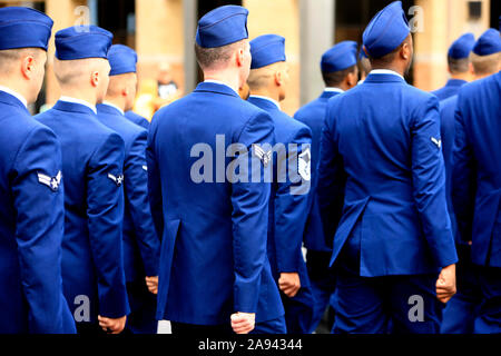 Gli uomini del USAF dalla Davis-Monthan AFB marzo a veterani del giorno parade di Tucson AZ Foto Stock