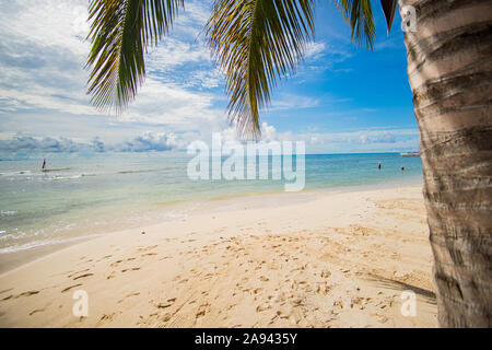 Sogno caraibico - perfetta spiaggia con sabbia bianca e acqua turchese al Mar dei Caraibi a Playa del Carmen, Messico Foto Stock